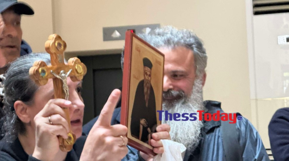 Θεσσαλονίκη: Φανατικοί χριστιανοί εισέβαλαν σε εκδήλωση με τον εικαστικό Χριστόφορο Κατσαδιώτη (Photos-Video)
