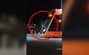 Νεαρός κρεμάστηκε στο πίσω μέρος τραμ στην Παραλιακή &#8211; Η ανακοίνωση της ΣΤΑΣΥ (Video)