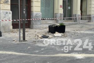 Κρήτη: Η στιγμή που τα 6,1 Ρίχτερ «χτυπούν» το νησί – Κατέρρευσαν τμήματα κτιρίου στο Ηράκλειο (Photos-Video)