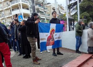 Θεσσαλονίκη: Με ψαλμούς και σημαίες η επίθεση εναντίον του εικαστικού Χριστόφορου Κατσαδιώτη
