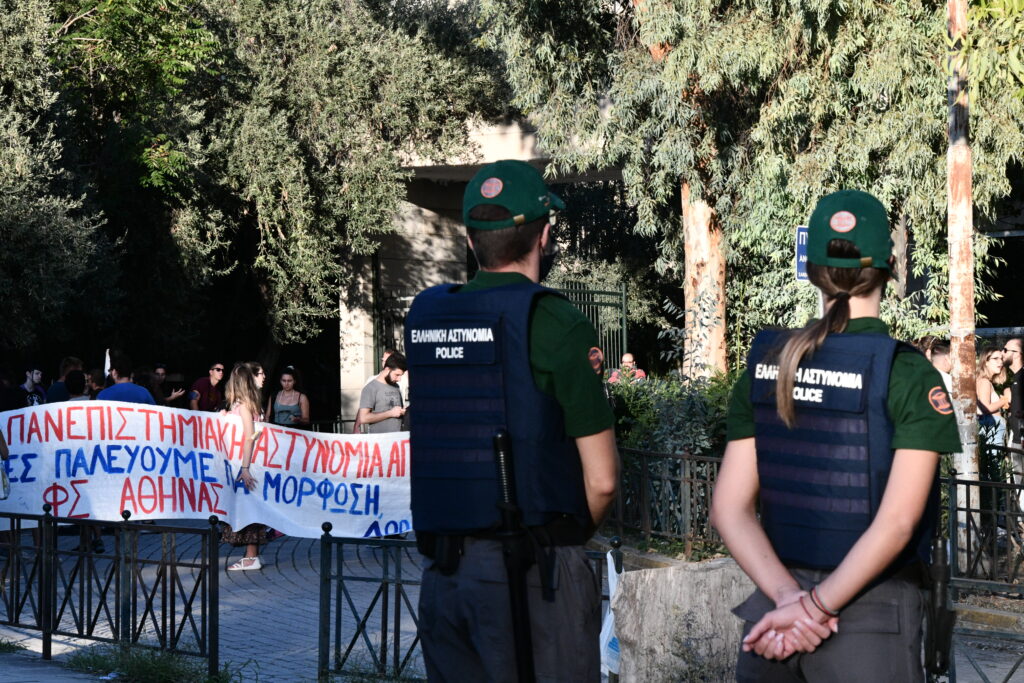 «Νόμος και τάξη» στα ΑΕΙ με τσεκούρι και πυροσβεστήρα