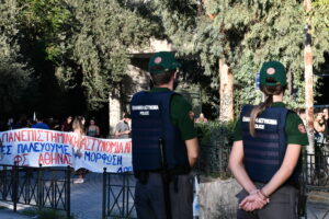 «Νόμος και τάξη» στα ΑΕΙ με τσεκούρι και πυροσβεστήρα