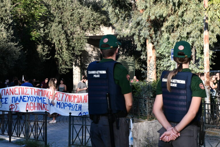 «Νόμος και τάξη» στα ΑΕΙ με τσεκούρι και πυροσβεστήρα