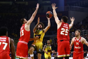 AEK-Oλυμπιακός 64-90: Στήθηκε το σκηνικό για «αιώνιους» τελικούς, ξεκίνημα στις 30 Μαΐου