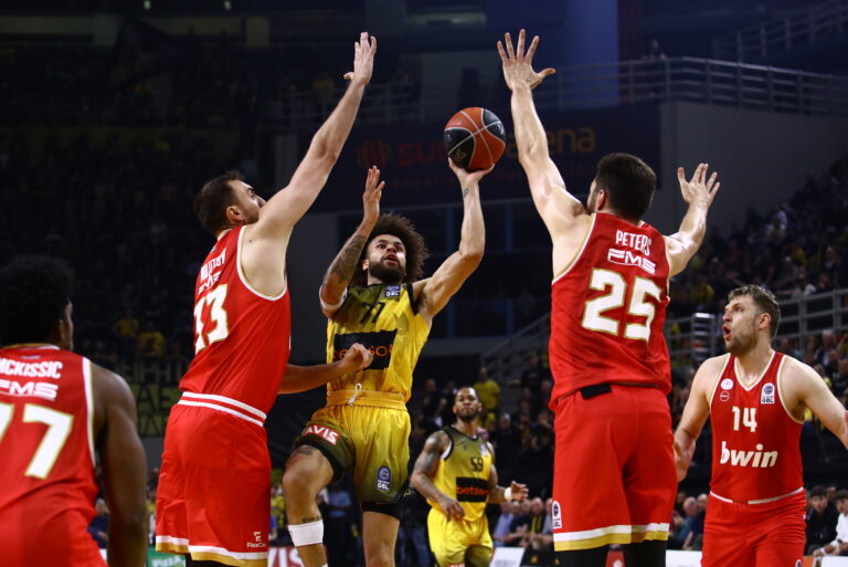 AEK-Oλυμπιακός 64-90: Στήθηκε το σκηνικό για «αιώνιους» τελικούς, ξεκίνημα στις 30 Μαΐου