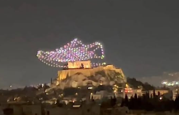 Διαφήμιση αθλητικών ειδών πάνω από την Ακρόπολη – «Κανένας σεβασμός»