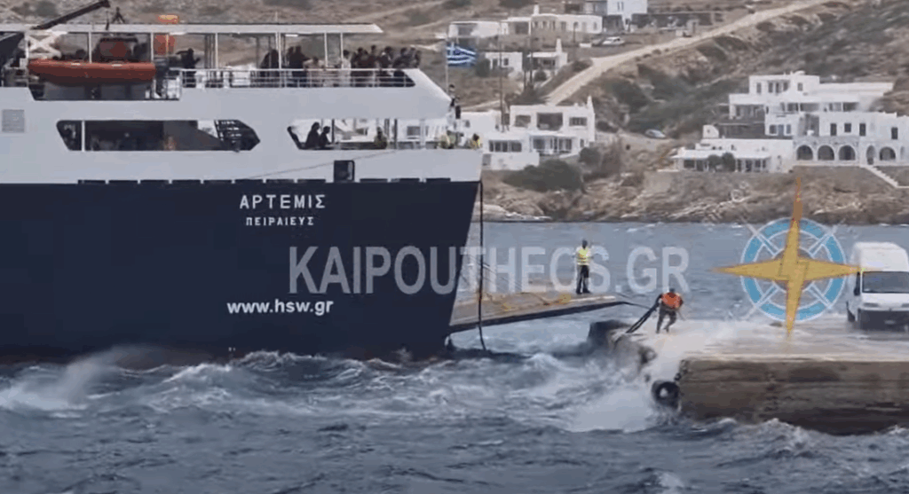 Σίφνος: Μάχη για ελλιμενιστεί πλοίο εν μέσω θαλασσοταραχής – Εντυπωσιακές εικόνες (Video)