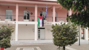 Η παλαιστινιακή σημαία στο Μαρτυρικό Δίστομο, για την «Ημέρα της Νάκμπα»