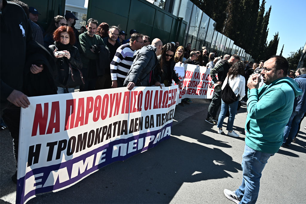 Συγκέντρωση εκπαιδευτικών στον Πειραιά για τη διωκόμενη Χρύσα Χοτζόγλου – «Αυτή η υπόθεση μας αφορά όλους»