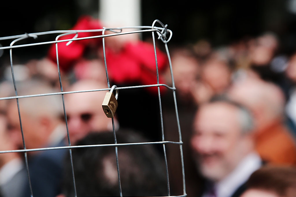 Εξοντώνουν τους μικρούς με ψηφιακή γραφειοκρατία