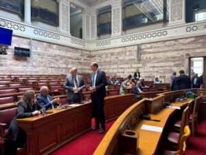 Βουλή: «Τρεις κι ο κούκος» στην ενημέρωση της «γαλάζιας» ΚΟ από Κυρανάκη
