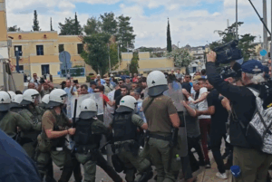 Επεισόδια έξω από το υπουργείο Μεταφορών &#8211; Καταστολή και χημικά από τα ΜΑΤ στους οδηγούς ταξί (Video)