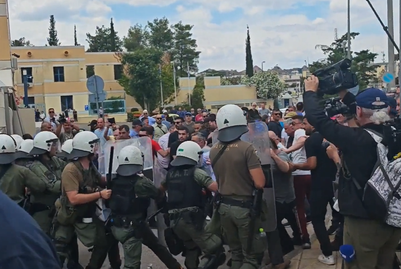 Επεισόδια έξω από το υπουργείο Μεταφορών – Καταστολή και χημικά από τα ΜΑΤ στους οδηγούς ταξί (Video)