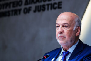 Ο Φλωρίδης βλέπει αόρατους εχθρούς στην αποδοκιμασία της κυβέρνησης και απειλεί τους πραγματογνώμονες