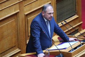 Πληθαίνουν οι αντιδράσεις για το ΠΔ που κάνει χωράφια τα οικόπεδα: Νέα ερώτηση «γαλάζιου» βουλευτή σε Παπασταύρου
