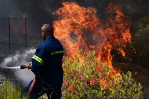 Υπό μερικό έλεγχο η φωτιά στις Αρχάνες Ηρακλείου