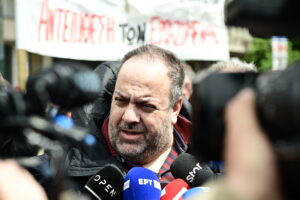 «Άμεση ανάκληση της απόλυσης Γενιδούνια» ζητά η Πανελλήνια Ενωση Προσωπικού Έλξης