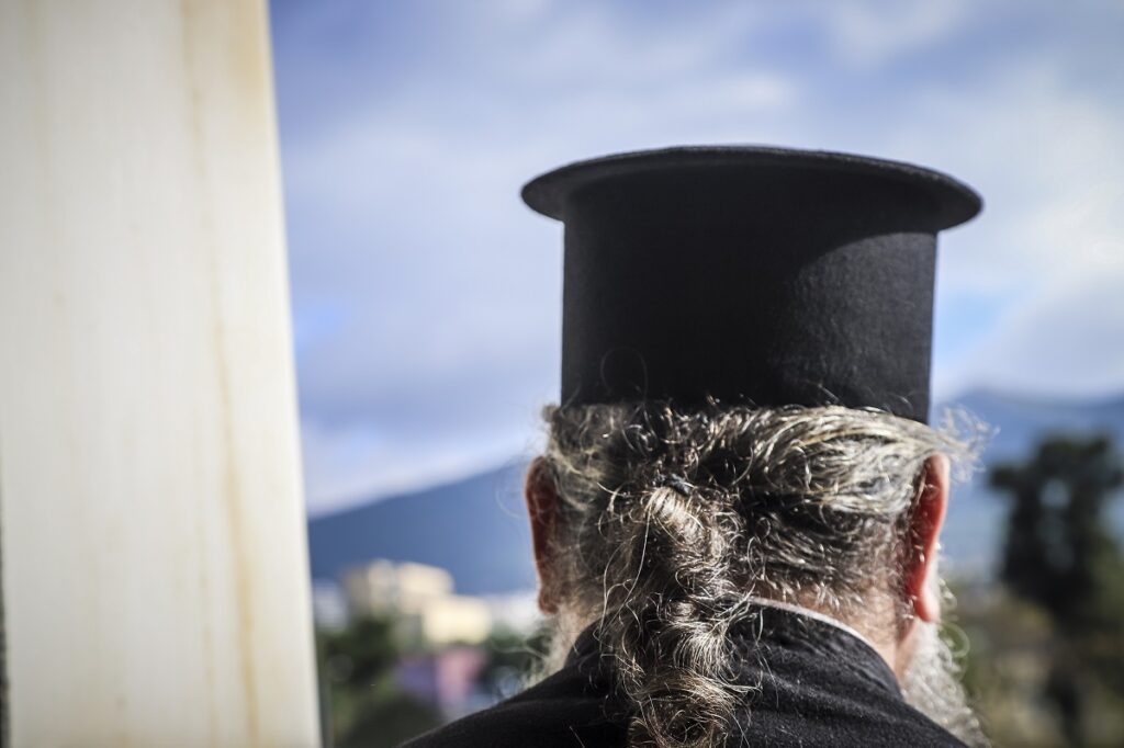 Τελικός Κυπέλλου: Κρητικός ιερέας πιάστηκε στα χέρια με υπάλληλο σεκιούριτι στο ΟΑΚΑ
