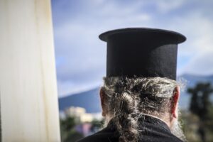 Τελικός Κυπέλλου: Κρητικός ιερέας πιάστηκε στα χέρια με υπάλληλο σεκιούριτι στο ΟΑΚΑ