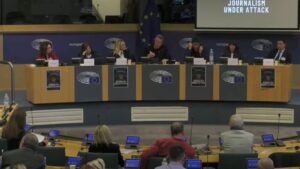 «Η Δημοσιογραφία στο απόσπασμα»: Ηχηρά μηνύματα για Τέμπη, Καραϊβάζ και φίμωση του Τύπου &#8211; Παρέμβαση Καρυστιανού