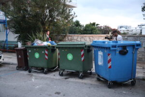 Άλιμος: Η στιγμή που ο άνδρας κρατάει το μωρό στο σουπερ μάρκετ