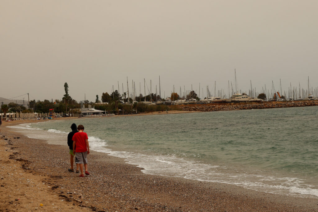 Βυθισμένη στην αφρικανική σκόνη η Αθήνα – Πότε υποχωρεί