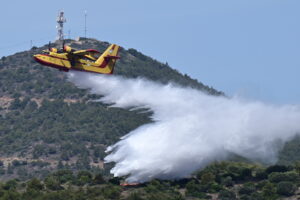Πυρκαγιά σε χαμηλή βλάστηση στην Κύθνο-Υπό μερικό έλεγχο φωτιά στην Ανάφη