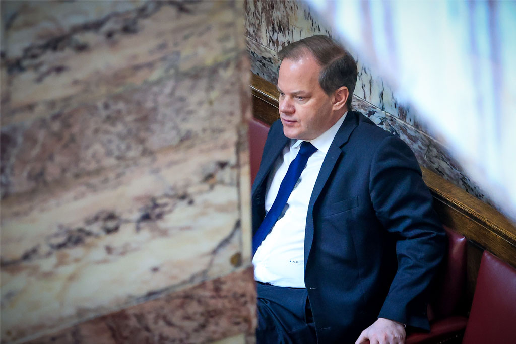 Μαξίμου: Υποβαθμίζουν την πρόταση του ΠΑΣΟΚ για να στείλουν στα «μαλακά» τον Καραμανλή