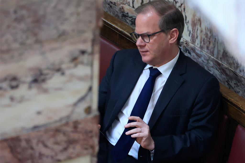 Η ΝΔ «φυγαδεύει» Καραμανλή για το έγκλημα των Τεμπών: «Σικέ» Προανακριτική για ένα πλημμέλημα 