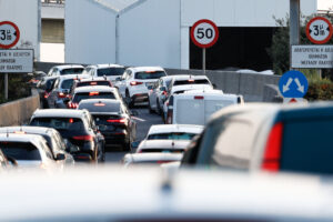 Συμφόρηση στην περιφερειακή Υμηττού: Φορτηγό έπεσε σε πινακίδες