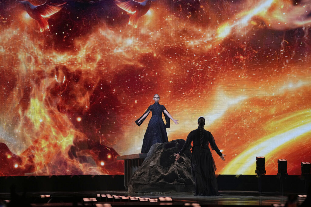 Eurovision 2025: Η στιγμή που η Klavdia αλλάζει φόρεμα επάνω στη σκηνή
