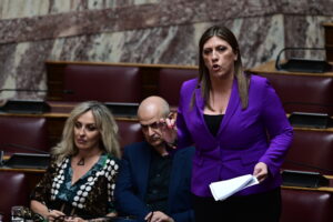 Νέα ένταση στη Βουλή με πρωταγωνίστρια τη Ζωή: Κουνούσε το δάχτυλο ενώ «καθυστέρησε μια ώρα»