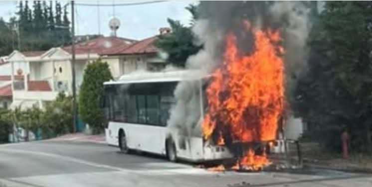 Θεσσαλονίκη: Κάηκε ολοσχερώς λεωφορείο του ΚΤΕΛ Σερρών