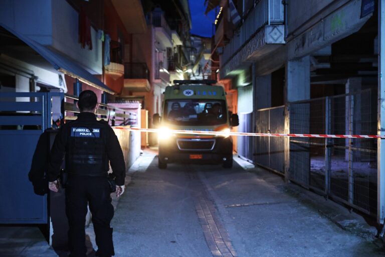 Λάρισα: Άγρια δολοφονία 52χρονης – Συνελήφθη ο γιος της (Video)