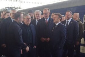 Ουκρανία: Μακρόν, Στάρμερ και Μερτς στο Κίεβο &#8211; Ζητούν από τη Ρωσία «άνευ όρων» εκεχειρία 30 ημερών