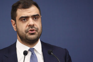 «Briefing χωρίς ερωτήσεις»: Η κυβέρνηση εξαφάνισε (κατά λάθος;) το 80% της ενημέρωσης των πολιτικών συντακτών