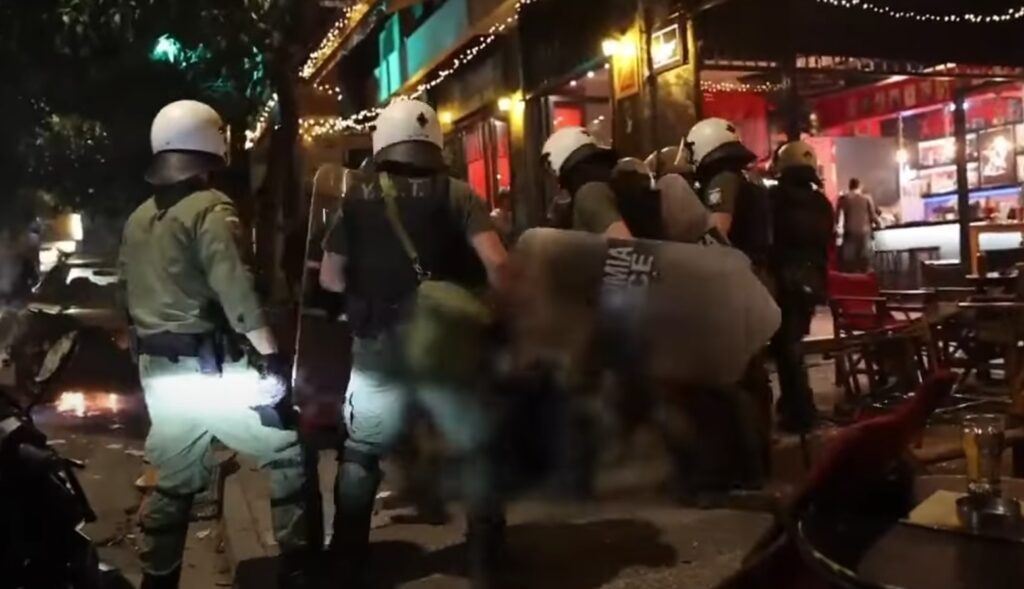 Εξάρχεια: Νύχτα τρόμου από «αφιονισμένους» αστυνομικούς – Ξύλο, χημικά, προσαγωγές,  «ντου» σε μαγαζιά (Video)