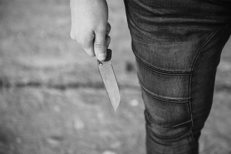 ΚΕΕΡΦΑ : Μπράβοι απήγαγαν ξυλοκόπησαν άγρια και μαχαίρωσαν μετανάστη εργαζόμενο σε πρατήριο καυσίμων