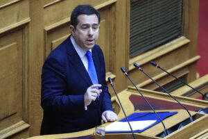 Βουλή: Αθώωσε Καραμανλή, στοχοποίησε τους γενικούς διευθυντές ο Μηταράκης πριν καν συσταθεί η Προανακριτική