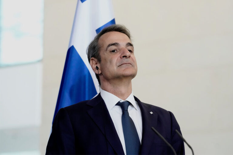 Αυτοθαυμασμός Μητσοτάκη από Βερολίνο: Η οικονομία «σταθερή», η ακρίβεια… αόρατη