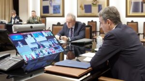 Ο Μητσοτάκης πήγε στο υπουργείο άμυνας με τον Ντόκο – ο Δένδιας έμεινε στον καφέ