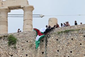 Προσαγωγή 15 μελών της Νέας Αριστεράς που ύψωσαν την παλαιστινιακή σημαία την Ακρόπολη (Photos &#8211; Video)