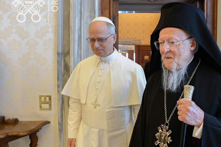 Η πρώτη συνάντηση του Πάπα Λέοντος με τον Οικουμενικό Πατριάρχη Βαρθολομαίο