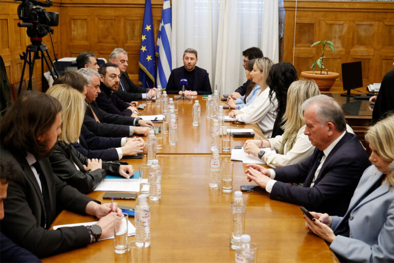ΠΑΣΟΚ – Πρόταση προανακριτικής για Τέμπη: Κακούργημα για Καραμανλή και 3 υφυπουργούς ΝΔ, στο κάδρο Σπίρτζης και 4 υφυπουργοί ΣΥΡΙΖΑ