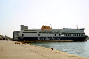 Συναγερμός στον Πειραιά: Τηλεφώνημα για βόμβα στο πλοίο Blue Star 1
