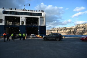 Πάτμος: Βοήθησε επιβάτες με αποσκευές, το πλοίο σάλπαρε και&#8230; βούτηξε στη θάλασσα!