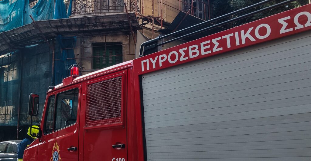 Φωτιά σε εγκαταλελειμμένο κτίριο στον Βύρωνα