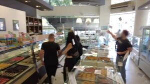 Θεσσαλονίκη: Παρέμβαση Ρουβίκωνα σε γνωστό ζαχαροπλαστείο