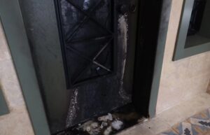 Επίθεση με γκαζάκια σε είσοδο πολυκατοικίας στην Ηλιούπολη &#8211; Εκεί μένει η πρόεδρος της Επιτροπής Ανταγωνισμού Αϊρίν Σαρπ