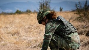 «Εδώ που φέρανε τη μαμά»: Παιδική ζωγραφιά ξεγυμνώνει την πολιτική Δένδια και τις άδικες μεταθέσεις (Photo)